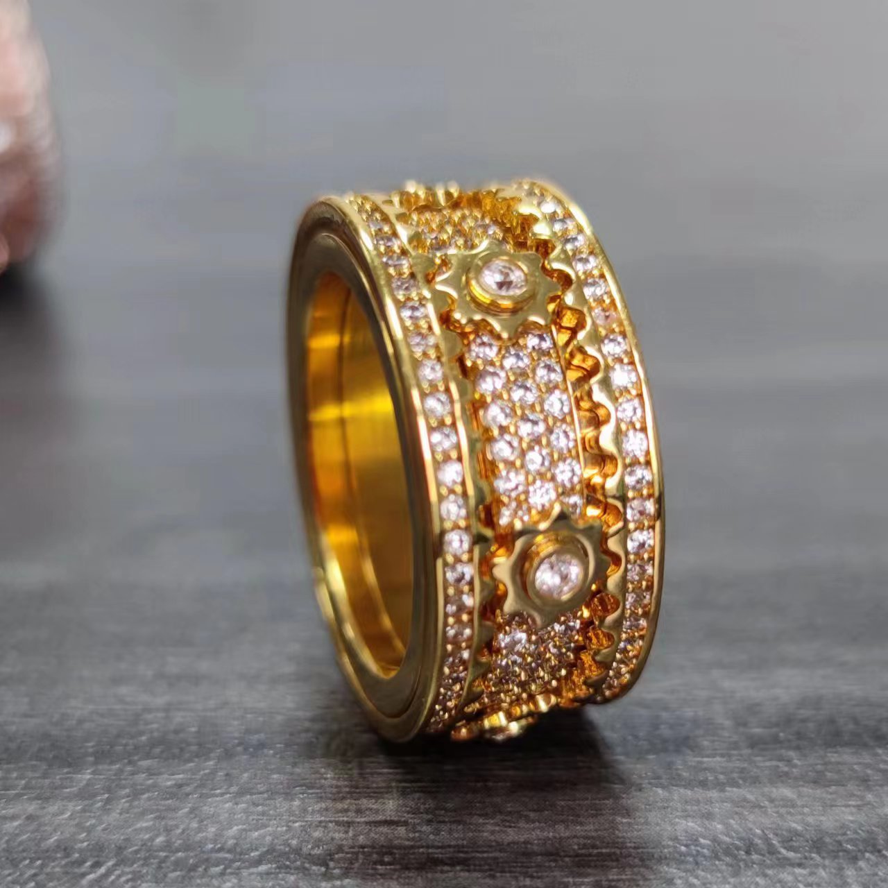 Inlaid stone inlaid with gypsophila diamond gear rotating men and women vibrato the same ring - NON BRANDED SUPERMARKET